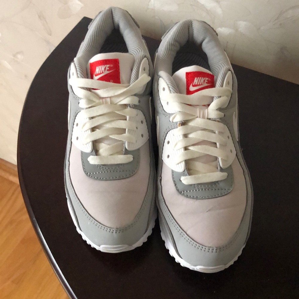Nike AirMax90 women’s 9.5 gray/white